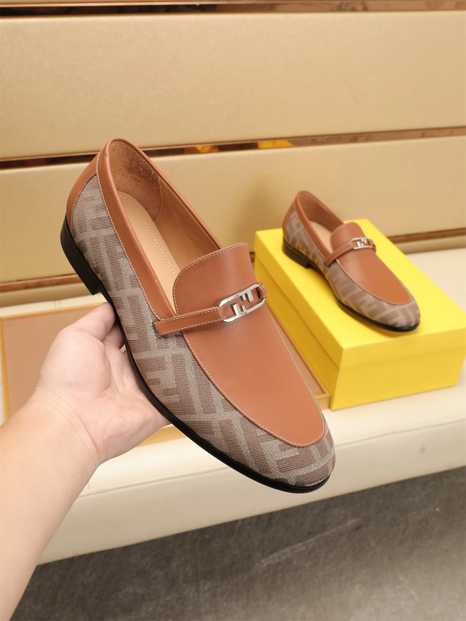 Men's shoes💰460 🕷🕷【FENDI】The latest men's formal leather shoes🇨🇳Classic series not to be missed💯The first layer is made of imported first-layer cowhide☘Original quality, the leather is smooth and delicate🎋Awesome version, perfect streamlined outline🍇Cowhide lining, size 38-44 (customized at 45.46)...